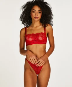 Brazilian Elissa<Hunkemöller Store